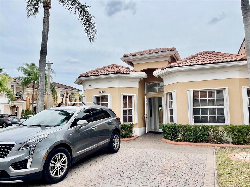 16220 SW 101st Terrace in Miami, FL - Building Photo