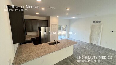 1651 Welland St SE in Palm Bay, FL - Foto de edificio - Building Photo