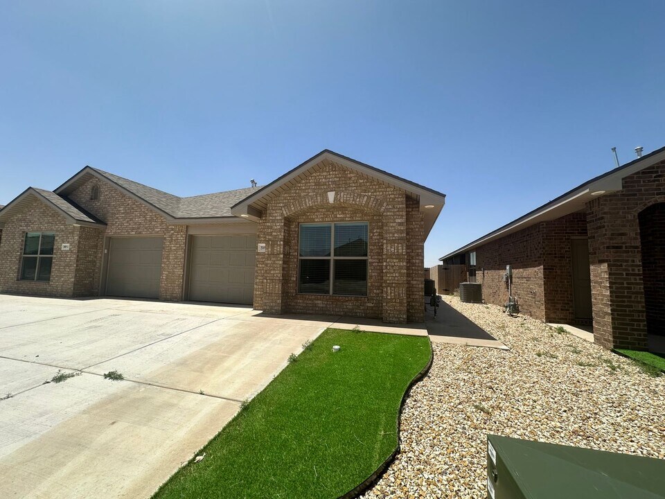 2009 Aberdeen Ave in Wolfforth, TX - Building Photo