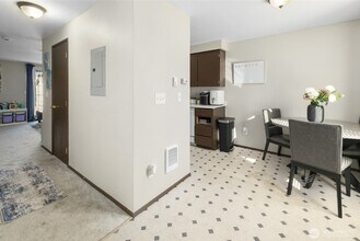 429 37th St SE, Unit 8 in Auburn, WA - Foto de edificio - Building Photo