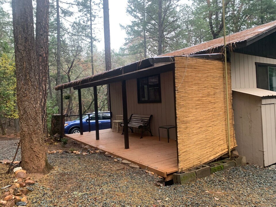 3520 Robertson Bridge Rd in Grants Pass, OR - Building Photo