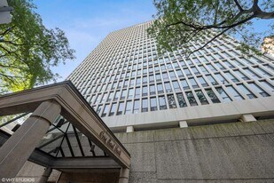 1 E Scott St in Chicago, IL - Building Photo
