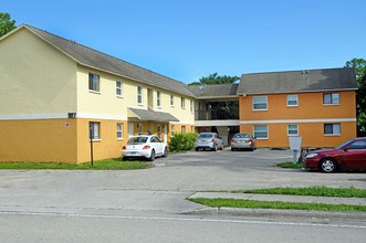 1927 Hill Ave in Ft. Myers, FL - Building Photo - Building Photo