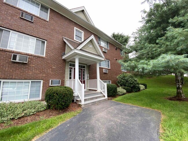 3981 Brown Ave in Manchester, NH - Building Photo - Building Photo
