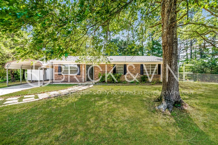 8208 Kelly Dr in Pinson, AL - Foto de edificio