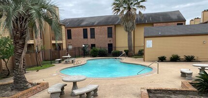 16111 Aspenglenn Dr in Houston, TX - Building Photo - Building Photo