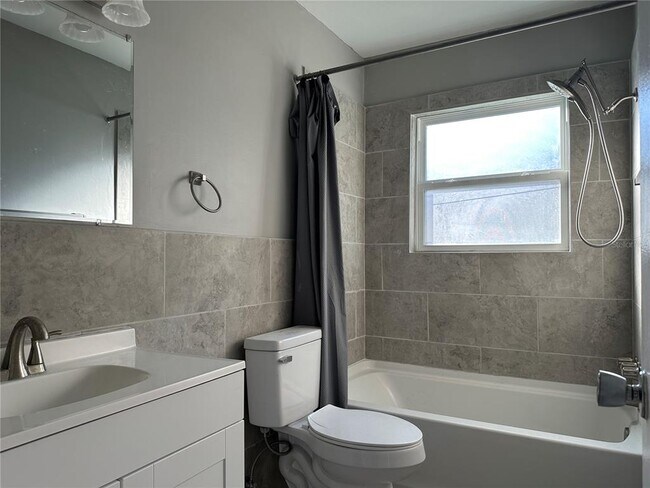 135 NE Madison Cir N in St. Petersburg, FL - Building Photo - Building Photo