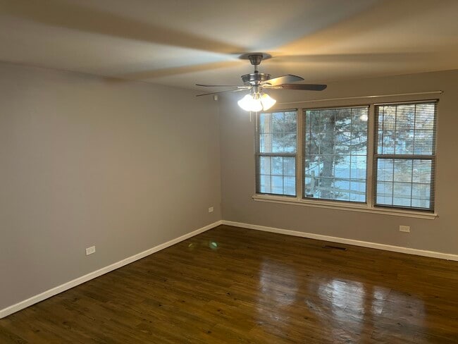 1147 N Red Oak Cir in Round Lake Beach, IL - Building Photo - Building Photo