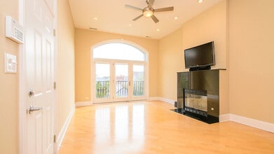 1910 W Armitage Ave, Unit 3W in Chicago, IL - Foto de edificio - Building Photo