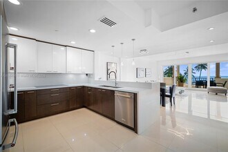 19234 Fisher Island Dr in Miami, FL - Building Photo - Building Photo