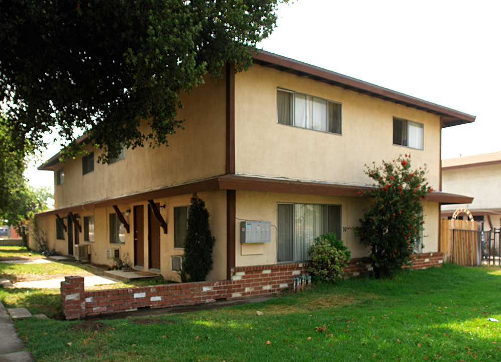 16713 Holly Dr in Fontana, CA - Foto de edificio