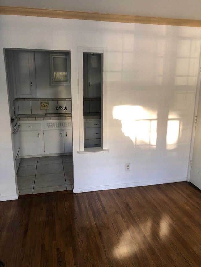 875 N Hoover St, Unit 875 in Los Angeles, CA - Foto de edificio - Building Photo