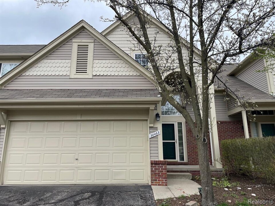 38463 Saratoga Cir in Farmington Hills, MI - Building Photo