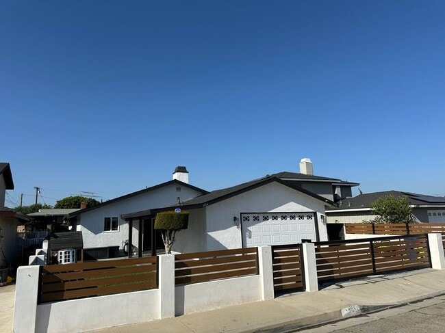 property at 1004 W Mariposa Ln