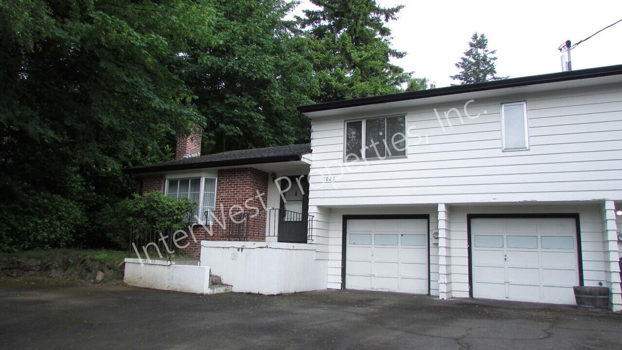 7025-7025 SW Canyon Rd in Portland, OR - Building Photo