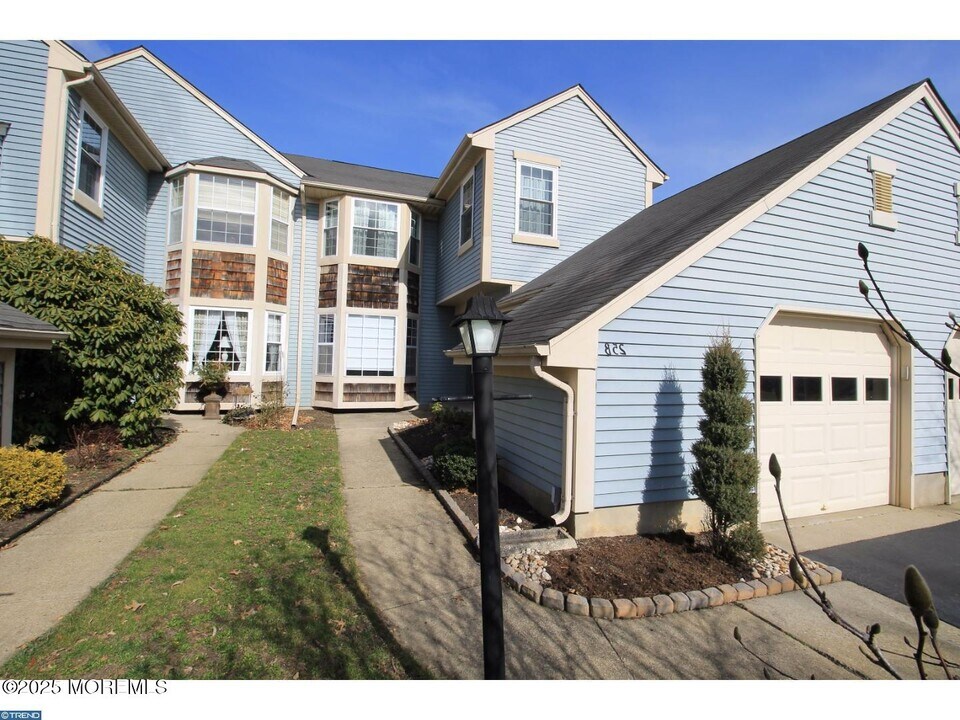 2A Bristol Ct in Monroe Township, NJ - Building Photo