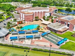 122 Farnham F in Deerfield Beach, FL - Foto de edificio - Building Photo