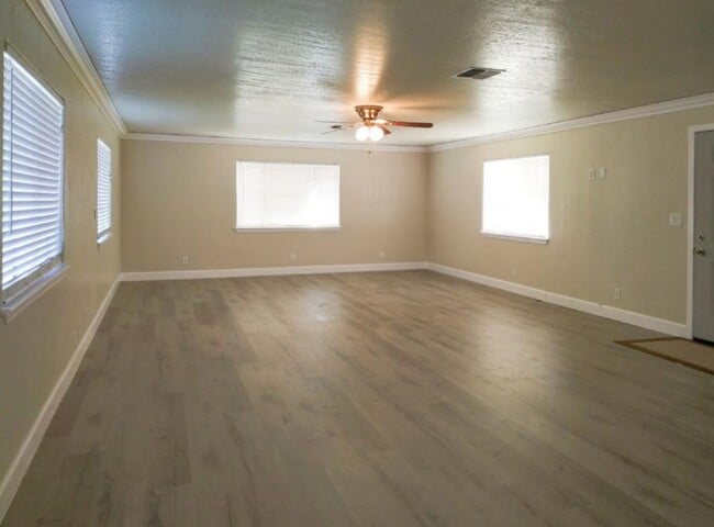 7485 Loma Verde Way in Sacramento, CA - Building Photo - Building Photo