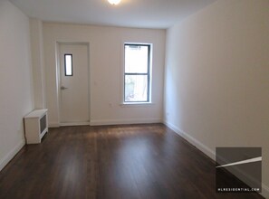 E 89 ST in New York, NY - Building Photo - Building Photo