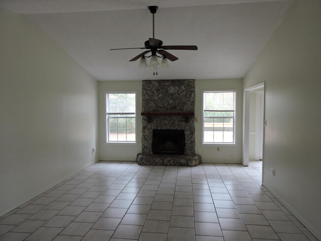 215 Grand Prix Dr in Crestview, FL - Building Photo - Building Photo