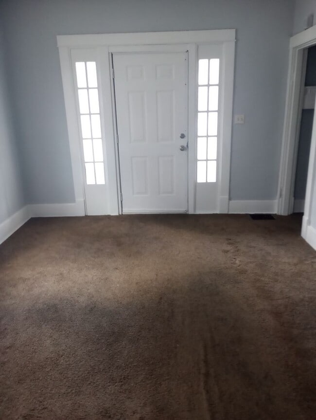 property at 1213 Larchmont Ave