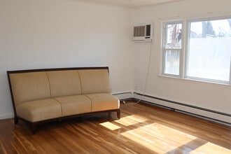 104 E Gates Ave in Lindenhurst, NY - Building Photo - Building Photo