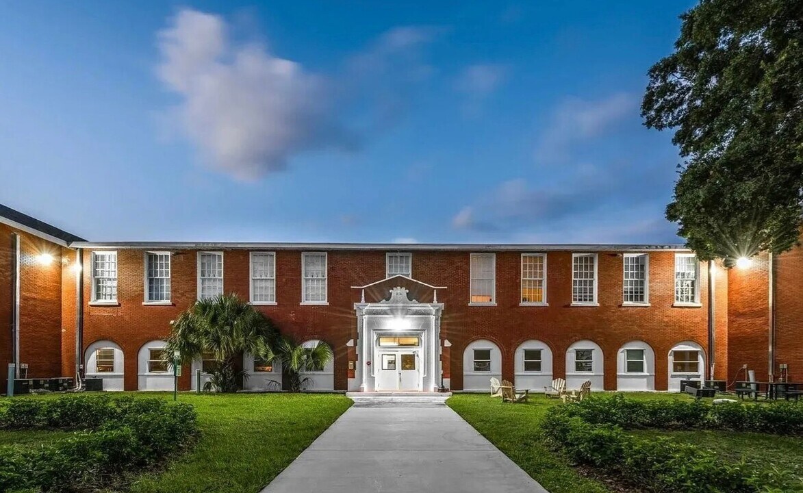 1090 10th St N, Unit 5 in St. Petersburg, FL - Foto de edificio