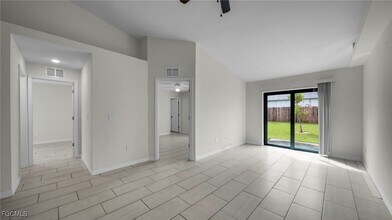 324-326 SE 16th Pl in Cape Coral, FL - Foto de edificio - Building Photo