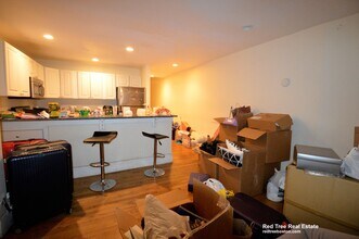 324 Saint Paul St, Unit 4 in Brookline, MA - Foto de edificio - Building Photo