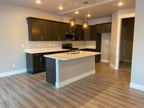 8217 Mentra St in Anchorage, AK - Building Photo - Building Photo
