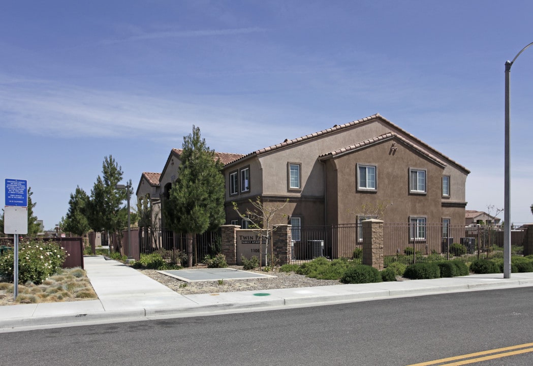 Twin Palm Apartments in Palmdale, CA - Building Photo