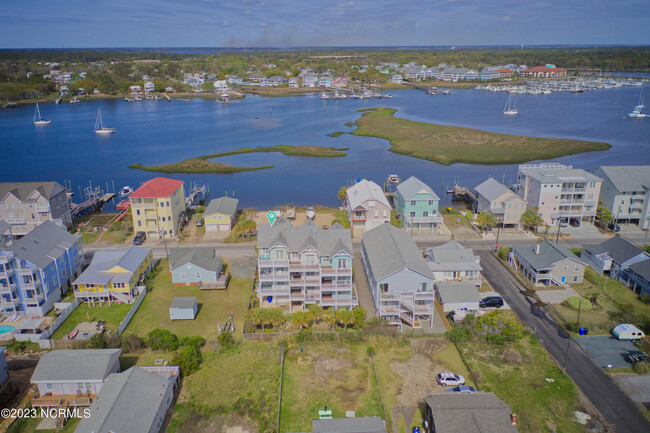 1214 Canal Dr in Carolina Beach, NC - Foto de edificio - Building Photo