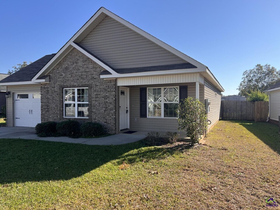 412 Madison Pl Pkwy in Byron, GA - Building Photo