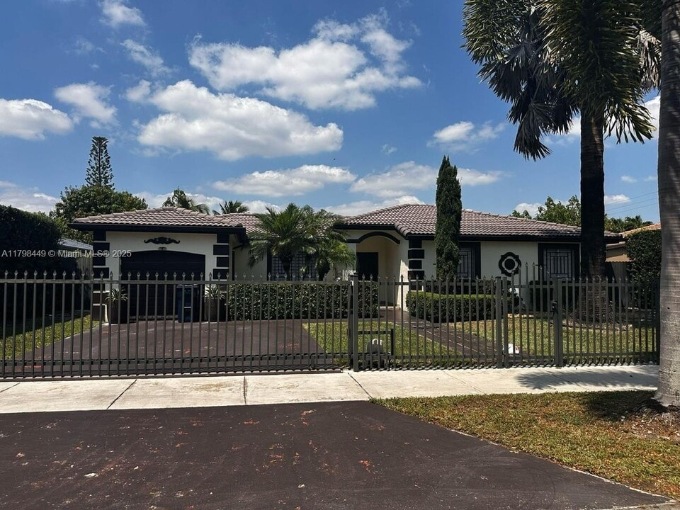 12413 SW 220th St in Miami, FL - Building Photo