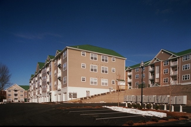 River Haven Condominiums in Woonsocket, RI - Foto de edificio - Building Photo