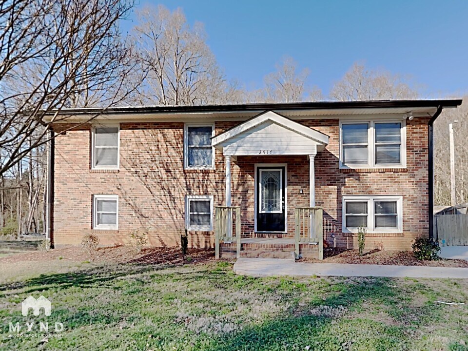 2517 Devon Dr in Dallas, NC - Foto de edificio