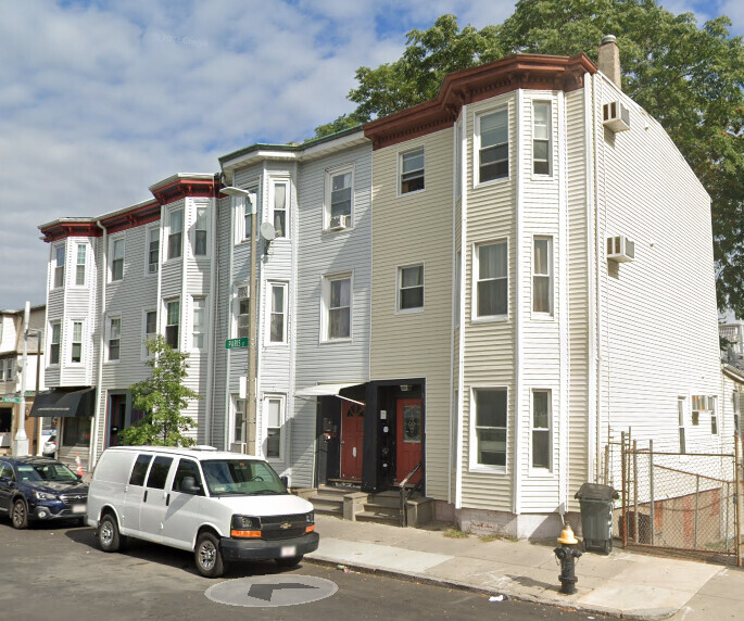 329 Paris St, Unit 2 in Boston, MA - Building Photo