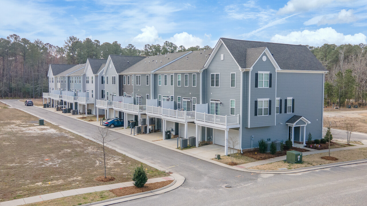 Yorktown Crescent Townhomes in Yorktown, VA - Foto de edificio