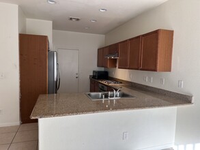 10611 Shiny Skies Dr in Las Vegas, NV - Building Photo - Building Photo