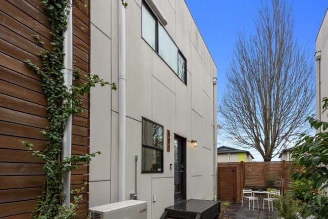 501 S Cloverdale St in Seattle, WA - Building Photo - Building Photo