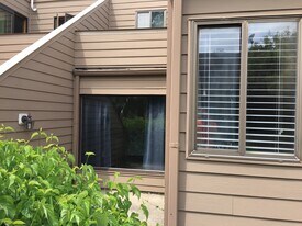 3353 Beacon St, Unit B26 in North Chicago, IL - Building Photo