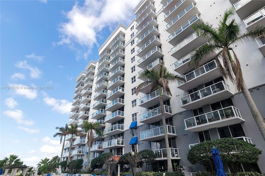5077 NW 7th St, Unit 1408 in Miami, FL - Foto de edificio