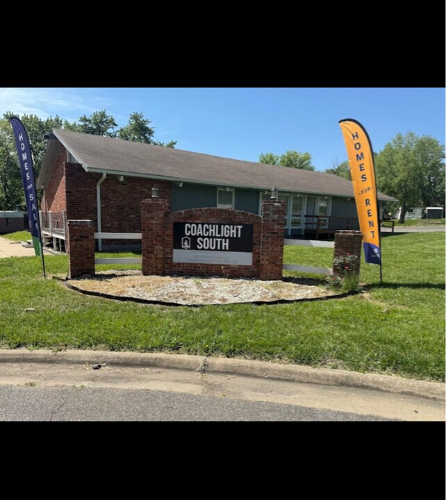 3831 SW South Park Ave in Topeka, KS - Foto de edificio