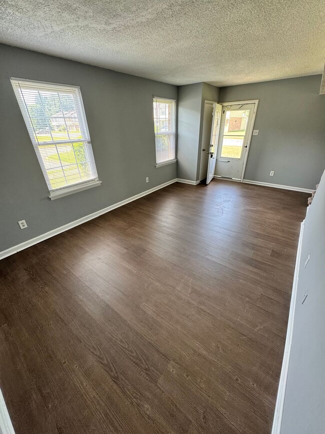 406 Roxana Rd in Highland Springs, VA - Foto de edificio - Building Photo