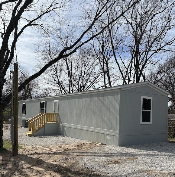 7699 Peden Rd in Azle, TX - Foto de edificio - Building Photo