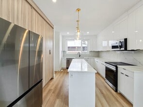 1902 Grand Oaks Dr SW in Calgary, AB - Building Photo - Building Photo