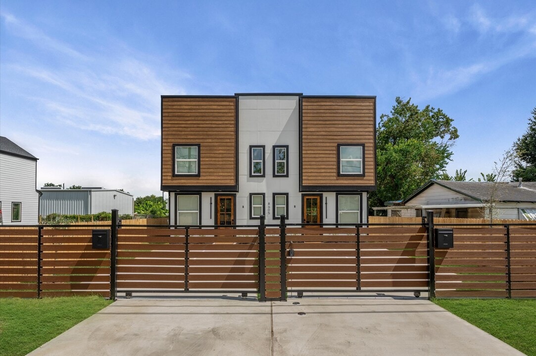 8605 Amadwe St in Houston, TX - Building Photo