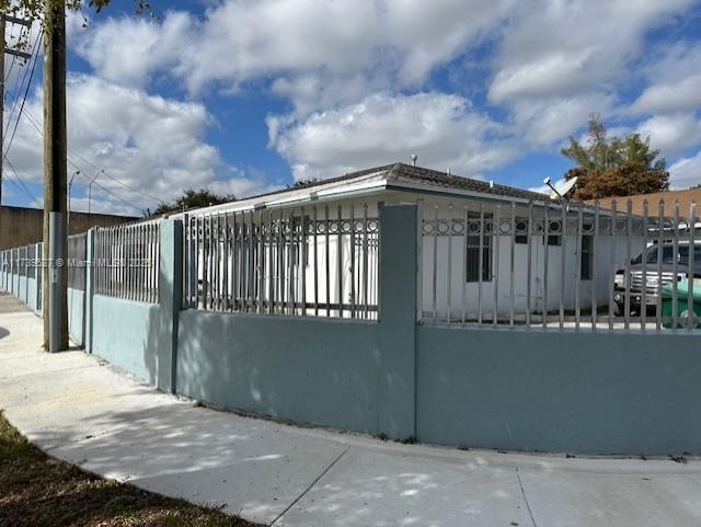 555 NW 77th St in Miami, FL - Building Photo