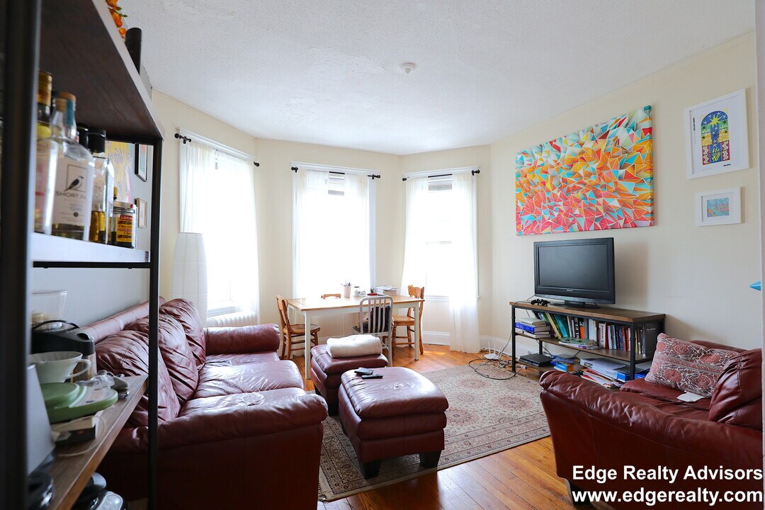 1560 Commonwealth Ave, Unit 7 in Boston, MA - Building Photo