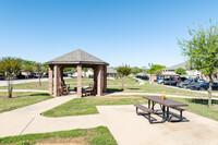 Oak Timbers Fort Worth South Apartments in Fort Worth, TX - Foto de edificio - Building Photo